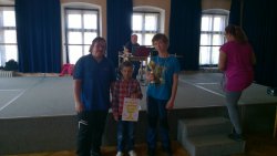 Přebíráme pohár za KP družstev.