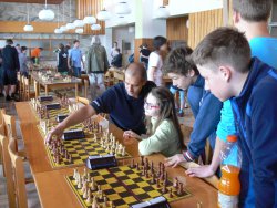 Trenér Sýkora vysvětluje zahájení Agátě Huškové.