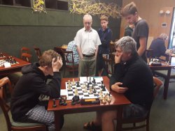 Vašek vlevo drtí pana Odehnala